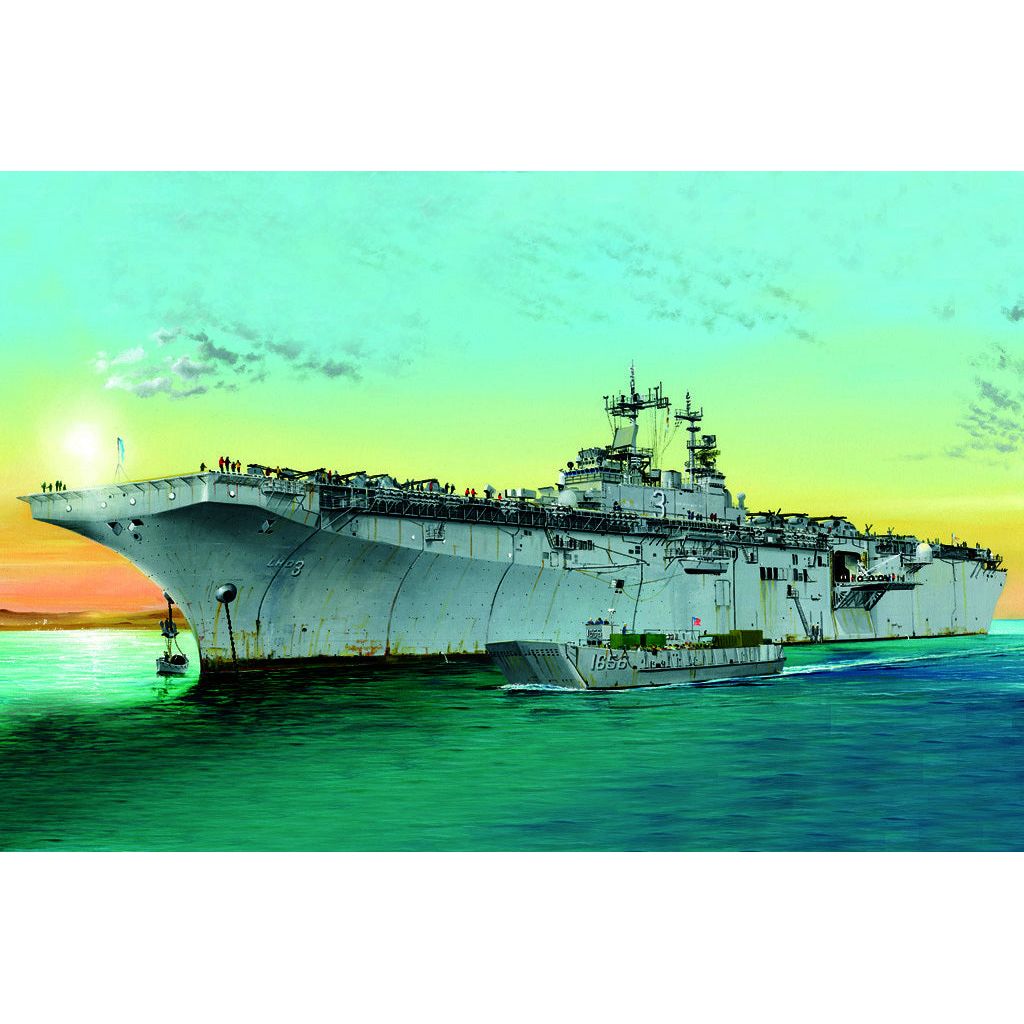 Hobby Boss 1/700 Kearsarge LHD-3 Plastic Model Kit [83404]