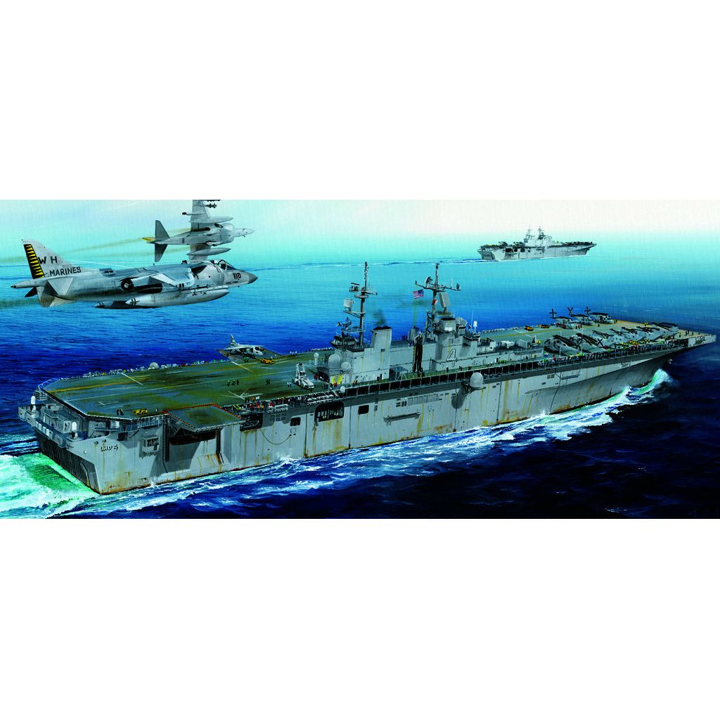 Hobby Boss 1/700 Boxer LHD-4 Plastic Model Kit [83405]