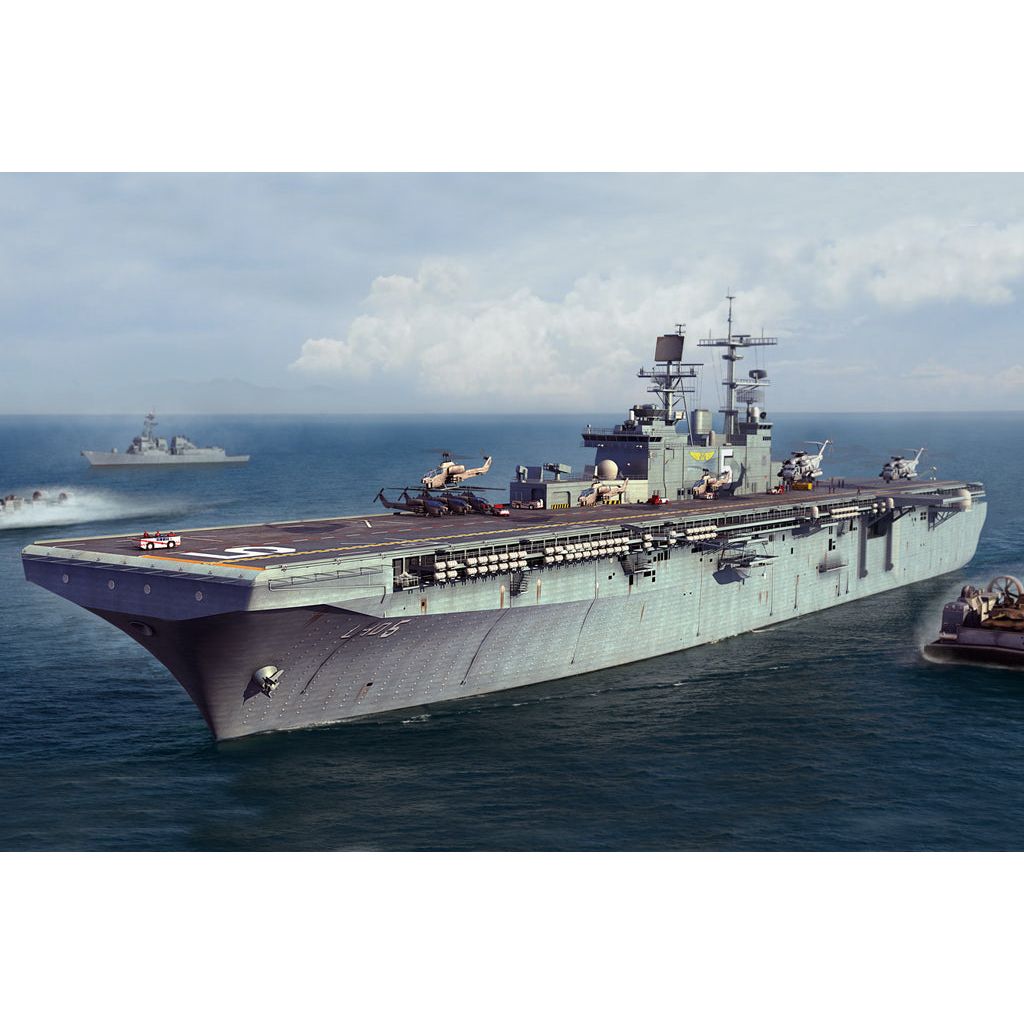 Hobby Boss 1/700 Bataan LHD-5 Plastic Model Kit [83406]